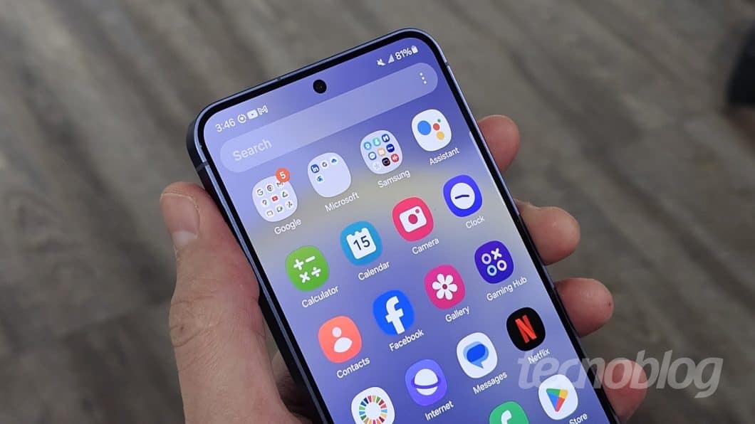 Mão segurando smartphone