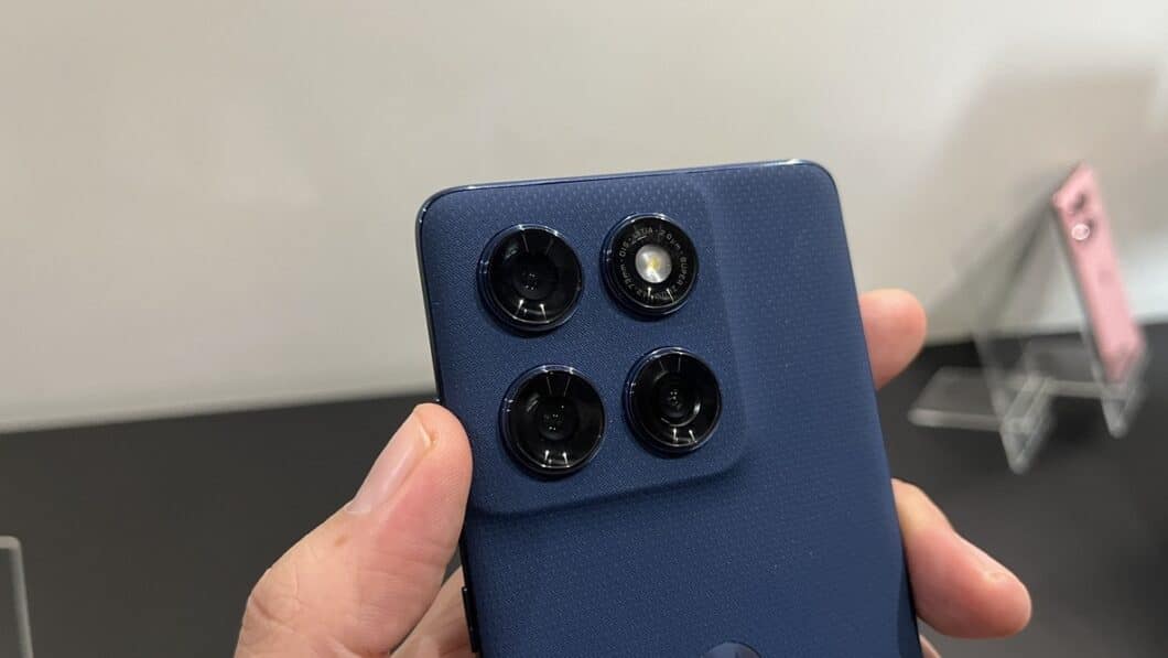 Câmeras do Motorola Edge 60, com módulo quadrado e lentes circulares.