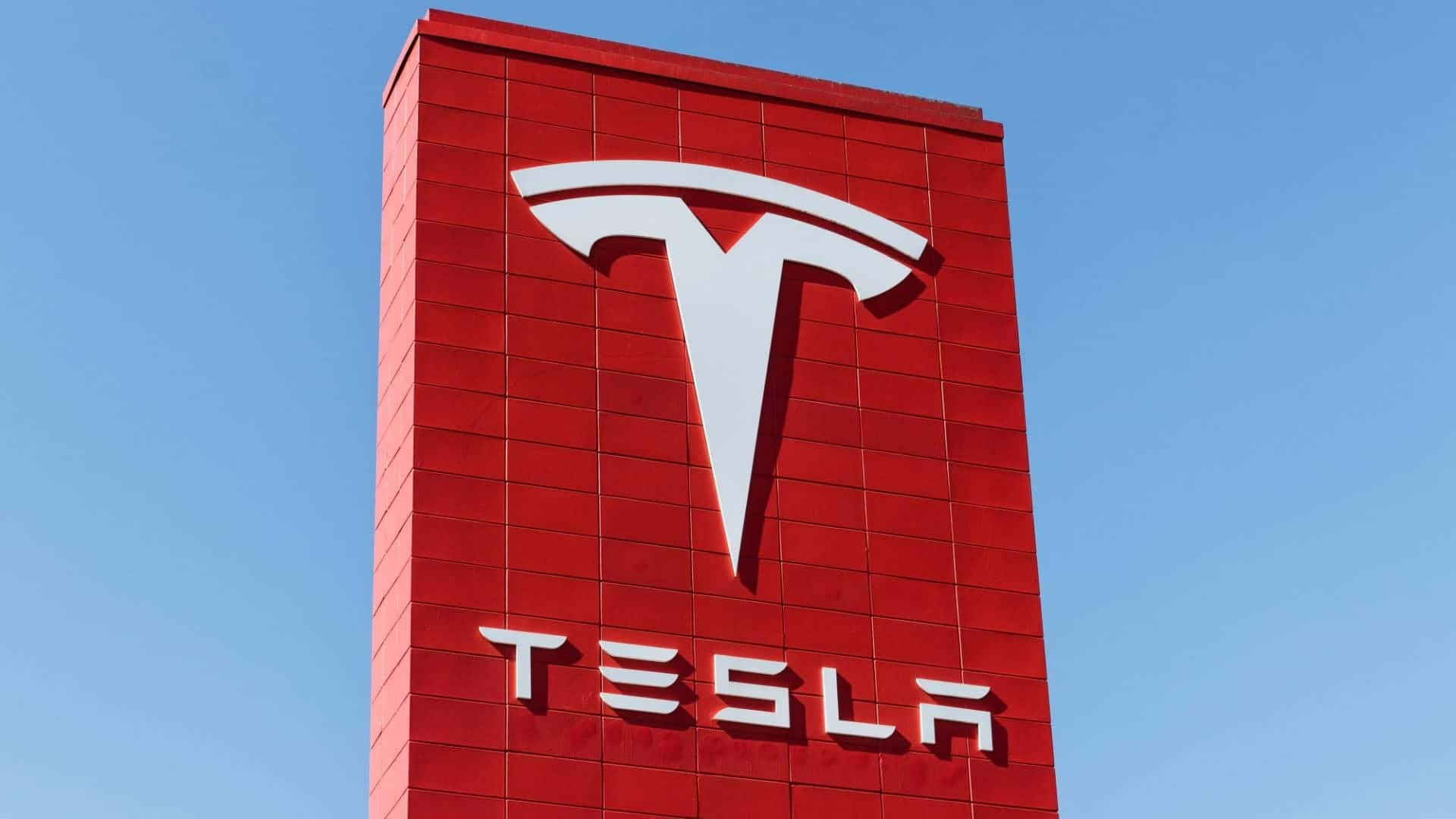 Logo da Tesla em um painel