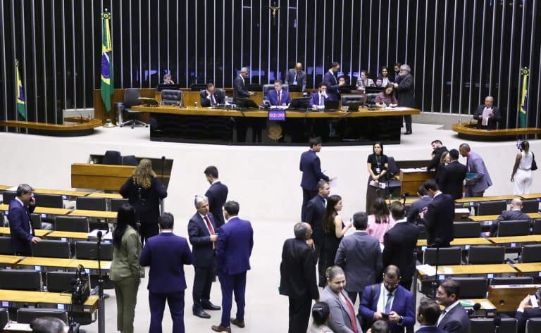 Deputados Analisam Criação da Fundação Caixa: Acompanhe as Novidades!