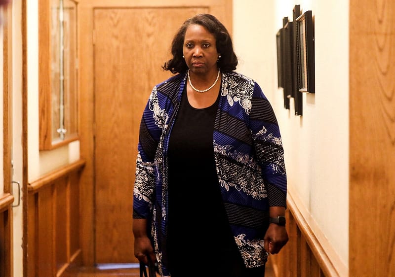 EUA: Justiça Bloqueia Demissão de Diretora do Federal Reserve por Trump