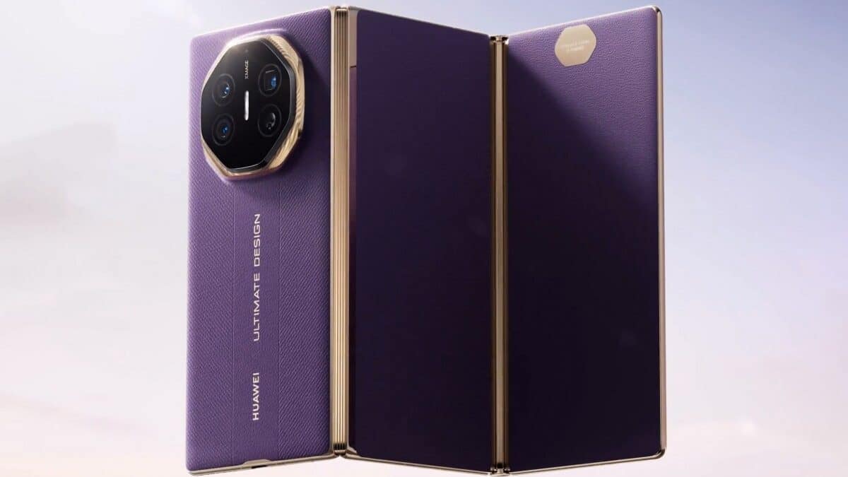 Smartphone dobrável da Huawei em cor roxa com detalhes dourados, parcialmente aberto, exibindo dobradiças e um módulo de câmera octogonal com quatro lentes.